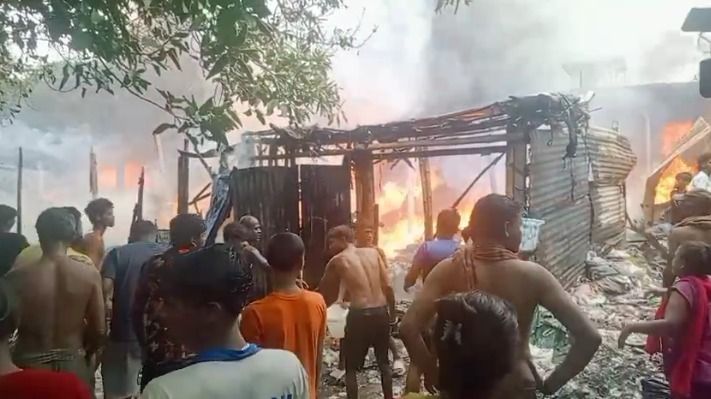 বাইপাসের ধারে বিধ্বংসী আগুন, জ্বলেপুড়ে শেষ হয়ে যাচ্ছে প্রচুর ঝুপড়ি