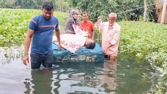কলার ভেলায় হাসপাতালে যাচ্ছেন রোগী, চলছে স্যালাইনও, বাদুড়িয়ার মর্মান্তিক ঘটনা