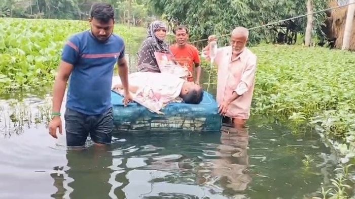 বাদুড়িয়ায় কলার ভেলায় নিয়ে যাওয়া হচ্ছে রোগী