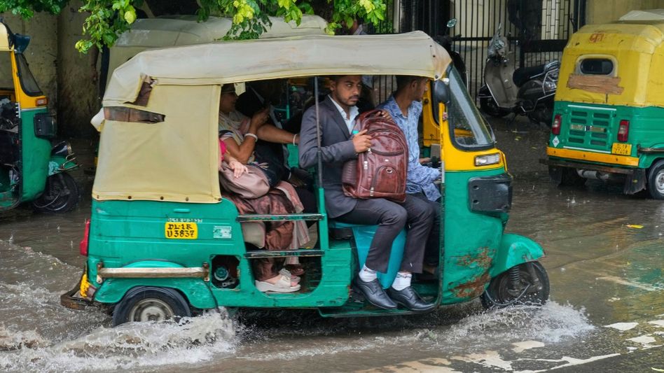 বিকেল থেকে ৪ জেলায় ভারী বৃষ্টির পূর্বাভাস, কবে থেকে আবহাওয়ার উন্নতি? বিকেল থেকে ৪ জেলায় ভারী বৃষ্টির পূর্বাভাস, কবে থেকে আবহাওয়ার উন্নতি?