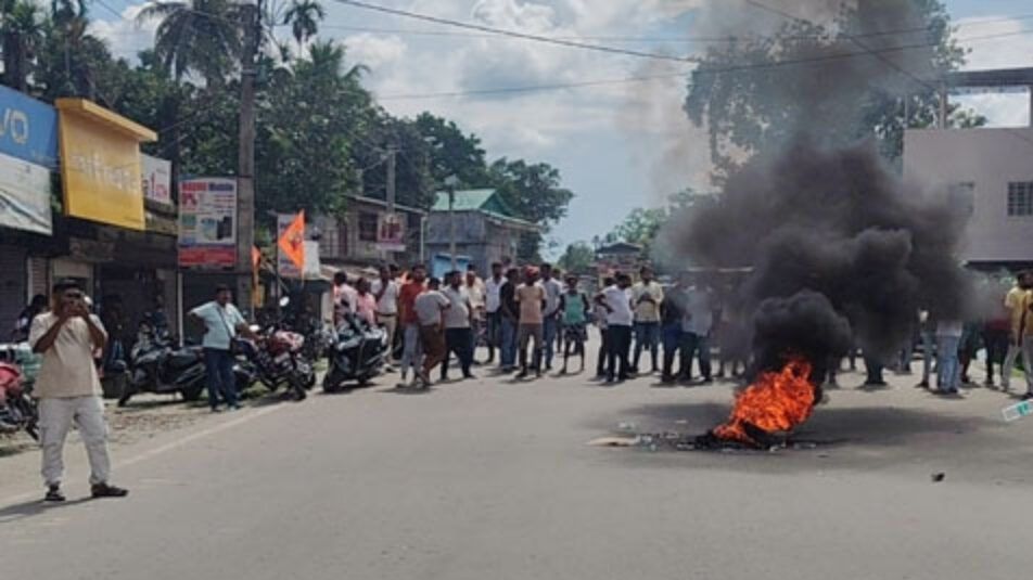 নাবালিকা অপহরণের অভিযোগে নাগরাকাটায় উত্তেজনা, অবরোধ