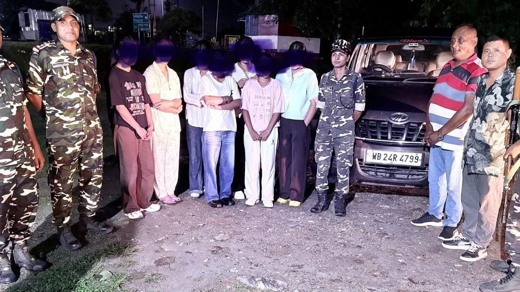 চাকরির প্রতিশ্রুতি দিয়ে নেপাল থেকে হংকং পাচারের পথে শিলিগুড়িতে উদ্ধার ৭ তরুণী