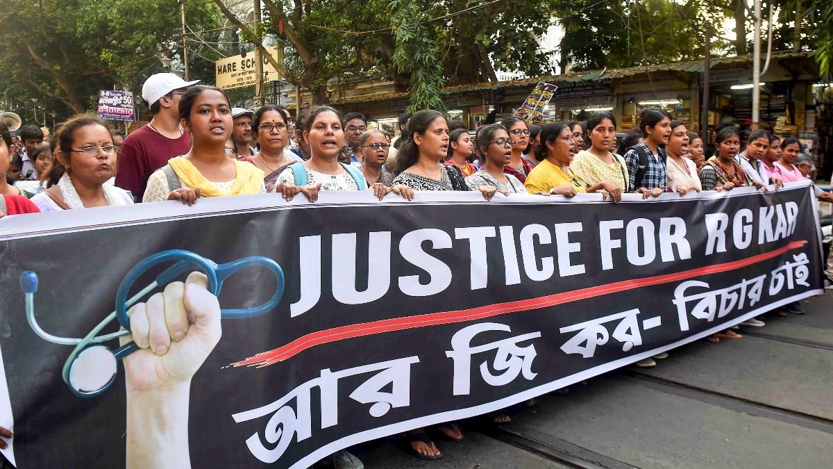 তৃণমূলের কাউকে  আমন্ত্রণ জানাবেন না বলেও জানিয়েছে নির্যাতিতার পরিবার