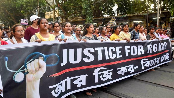 তৃণমূলের কাউকে আমন্ত্রণ জানাবেন না বলেও জানিয়েছে নির্যাতিতার পরিবার