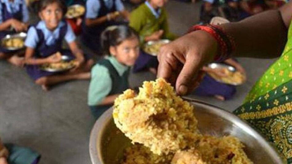 কুকুরে খাওয়া মিড-ডে মিল স্কুলে, ৭৮ পড়ুয়াকে নিতে হল জলাতঙ্কের টিকা, ব্যাপক চাঞ্চল্য কুকুরে খাওয়া মিড-ডে মিল স্কুলে, ৭৮ পড়ুয়াকে নিতে হল জলাতঙ্কের টিকা, ব্যাপক চাঞ্চল্য