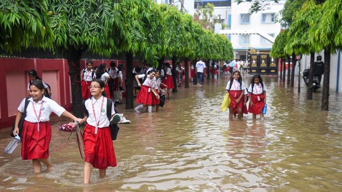বৃষ্টিতে জলমগ্ন স্কুলচত্বর।-ফাইল ছবি