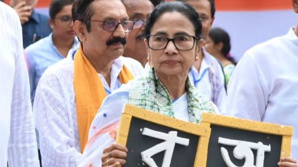 সোমবার সাংসদদের নিয়ে বৈঠক করবেন মমতা, SIR নিয়ে আলোচনা? সোমবার সাংসদদের নিয়ে বৈঠক করবেন মমতা, SIR নিয়ে আলোচনা?