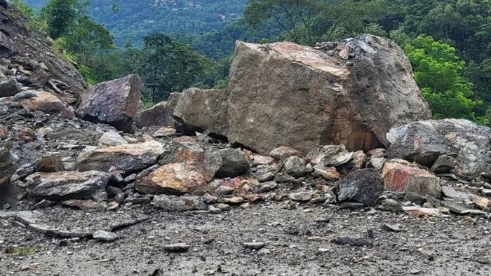 একই জায়গায় রাতে ফের ধস, রবিবারও বন্ধ শিলিগুড়ি-সিকিম জাতীয় সড়ক