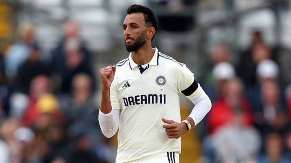 প্রসিদ্ধের বোলিং-এ জমে গেল ম্যাচ, ইংল্যান্ডের দরকার ৩৫ রান, ভারতের ৩ উইকেট প্রসিদ্ধের বোলিং-এ জমে গেল ম্যাচ, ইংল্যান্ডের দরকার ৩৫ রান, ভারতের ৩ উইকেট