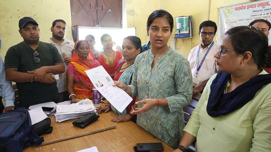 বাংলায় SIR শুরু হলে কী কী নথি দেখাবেন? না থাকলে ভোটার তালিকায় বাদ পড়ার সম্ভাবনা বাংলায় SIR শুরু হলে কী কী নথি দেখাবেন? না থাকলে ভোটার তালিকায় বাদ পড়ার সম্ভাবনা