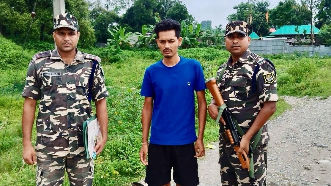 জাল আধার বানিয়ে দিব্যি ছিলেন ভারতে, ফাঁস হতেই শিলিগুড়িতে গ্রেফতার বাংলাদেশি