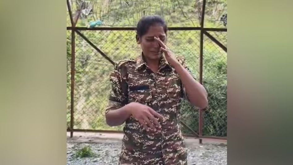 বাড়ি থেকে বিয়ের সব গয়না চুরি, নির্বিকার পুলিশ, উর্দি পরেই কান্নায় ভেঙে পড়লেন CRPF অফিসার বাড়ি থেকে বিয়ের সব গয়না চুরি, নির্বিকার পুলিশ, উর্দি পরেই কান্নায় ভেঙে পড়লেন CRPF অফিসার