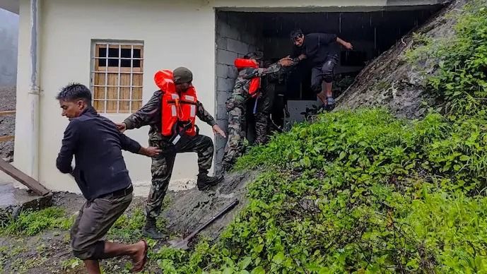 উত্তরাখণ্ডে উদ্ধারকার্যে নিখোঁজ ১১ জওয়ান, প্রাণের পরোয়া না করে ত্রাণ পৌঁছে দিচ্ছে সেনা    