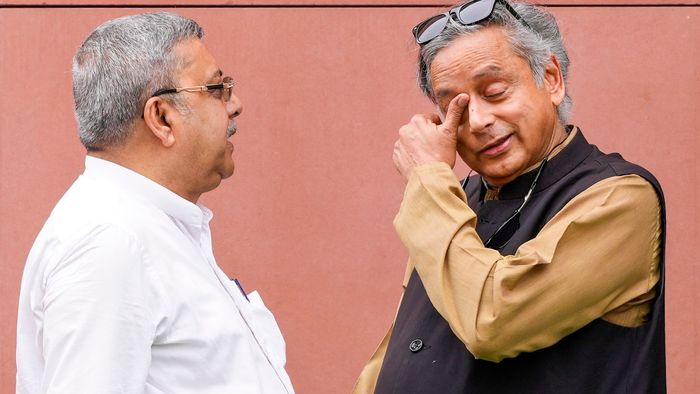 কল্যাণ বন্দ্যোপাধ্যায় ও শশী থারুরের ব্যক্তিগত আড্ডা সংসদ চত্বরে-- পিটিআই