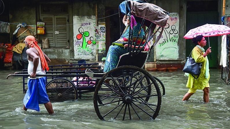 বর্ষার রাস্তায় হাতে টানা রিকশা।-ফাইল ছবি