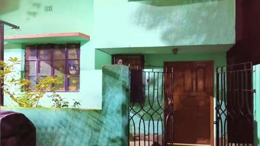 রাজারহাটে বন্ধ ঘরে মা-স্ত্রীর দেহ, স্বামী আশঙ্কাজনক, পাওনাদারদের চাপ? ট্যাংরা-স্মৃতি