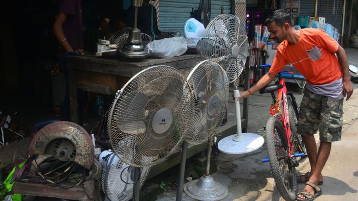 কলকাতায় ফ্যান মেরামতের দোকান।-ফাইল ছবি