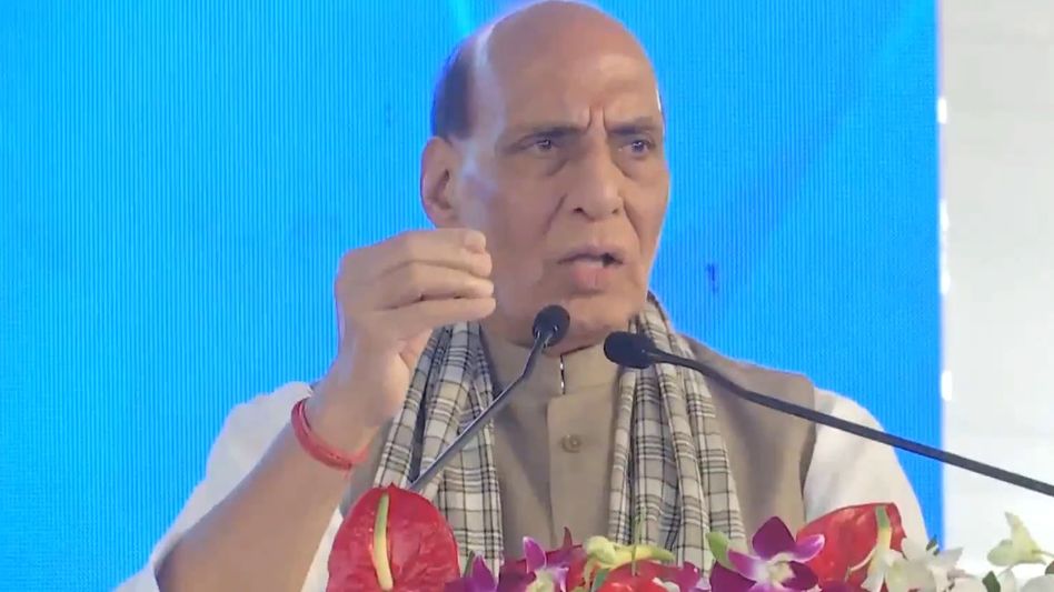 'যেন দুনিয়ার মালিক, ভারতের উন্নতি সহ্য হয় না', মার্কিন চড়া শুল্কে রাজনাথের তোপ 'যেন দুনিয়ার মালিক, ভারতের উন্নতি সহ্য হয় না', মার্কিন চড়া শুল্কে রাজনাথের তোপ