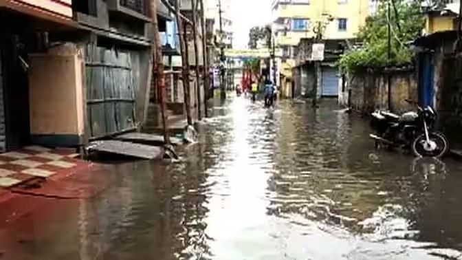 ভয়ঙ্কর হয়ে উঠছে গঙ্গা-ফুলহর, মালদায় ঘর ছাড়ছেন শয়ে শয়ে মানুষ