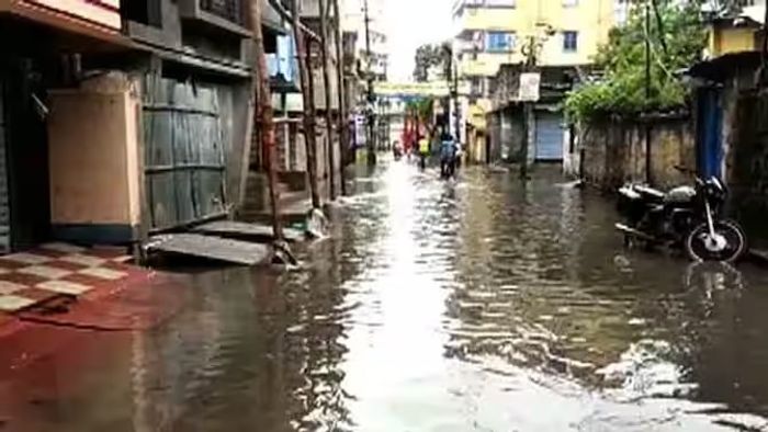 ভয়ঙ্কর হয়ে উঠছে গঙ্গা-ফুলহর, মালদায় ঘর ছাড়ছেন শয়ে শয়ে মানুষ