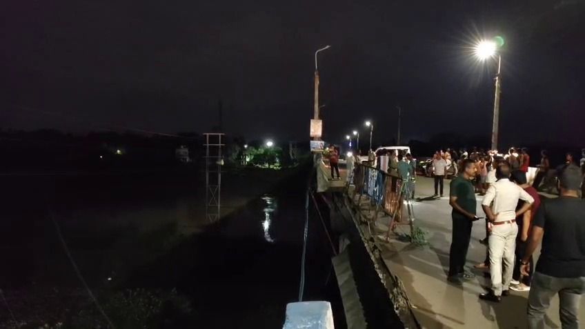 আরামবাগে ব্রিজের একাংশ ভেঙে পড়েছে।-ফাইল ছবি