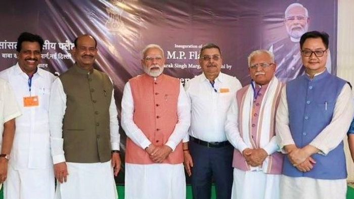 নরেন্দ্র মোদীর পাশে কল্যাণ বন্দ্যোপাধ্যায়