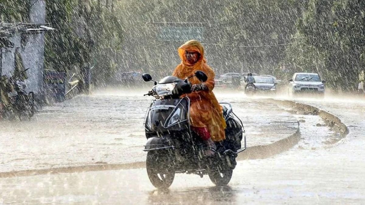 নিম্নচাপের প্রভাবে উত্তরবঙ্গের সব জেলায় ভারী বৃষ্টি, দক্ষিণবঙ্গে কী হবে?