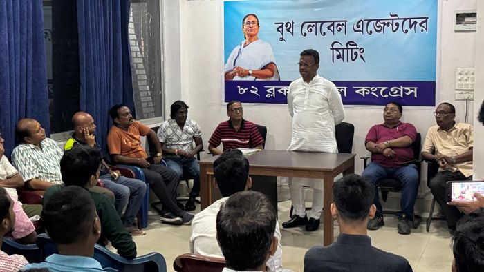 বুথকর্মীদের সঙ্গে বৈঠকে ফিরহাদ হাকিম।-ফাইল ছবি