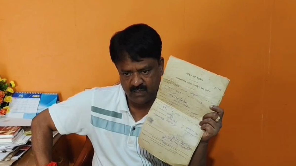 ২০০২-এর ভোটার লিস্টে নাম নেই BJP MLA-র মা-বাবার? দাবি করে বিক্ষোভ মতুয়াদের একাংশের
