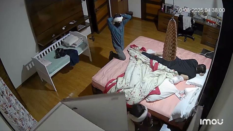 প্রাক্তন বিচারপতির বাড়িতে দুঃসাহসিক ডাকাতি, একজন লুট করছে, অন্যজন রড উঁচিয়ে তৈরি, VIRAL প্রাক্তন বিচারপতির বাড়িতে দুঃসাহসিক ডাকাতি, একজন লুট করছে, অন্যজন রড উঁচিয়ে তৈরি, VIRAL