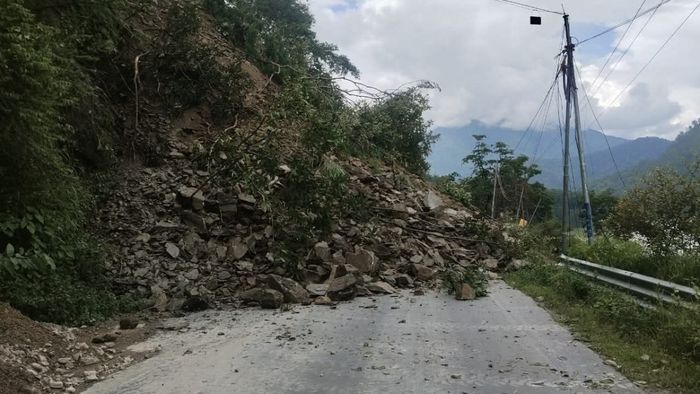 মালদায় ভাঙল বাঁধ, কোচবিহারে বিপর্যয়; পাহাড়ে ধস বিধ্বস্ব উত্তরবঙ্গ