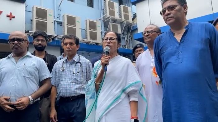 মমতা বন্দ্যোপাধ্যায় SSKM হাসপাতালে