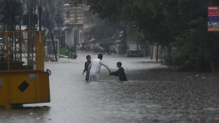 টানা বৃষ্টি-ধসে বিপর্যন্ত পাকিস্তান-অধিকৃত কাশ্মীর, কমপক্ষে ৩২ জনের মৃত্যু