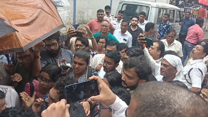 মর্গের সামনে উত্তেজনা