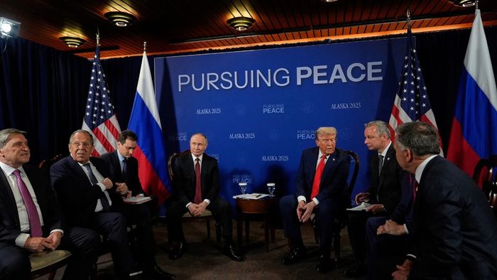 আলাস্কায় বৈঠকে বসলেন ট্রাম্প-পুতিন, গোটা বিশ্বের নজর এখন সেদিকে