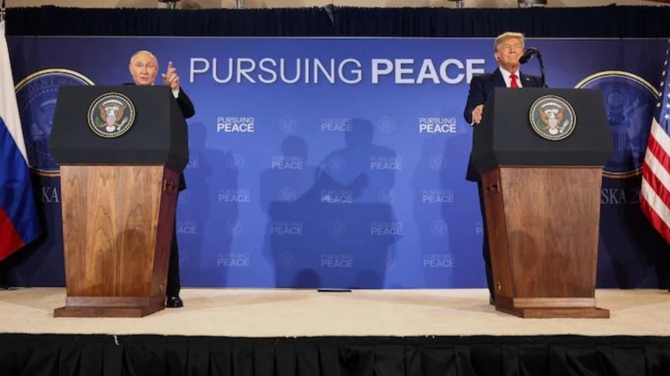 গড়গড় করে ইংরেজি বলে ট্রাম্পকে চমকে দিলেন পুতিন, কী এমন বললেন রুশ প্রেসিডেন্ট? গড়গড় করে ইংরেজি বলে ট্রাম্পকে চমকে দিলেন পুতিন, কী এমন বললেন রুশ প্রেসিডেন্ট?