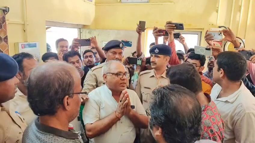 বাংলায় কথা বলতে অস্বীকার সিউড়ির রেলকর্মীর, সোচ্চার বাংলা পক্ষ
