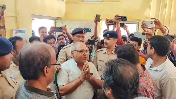 সিউড়িতে বাংলা ভাষা নিয়ে ধুন্ধুমার