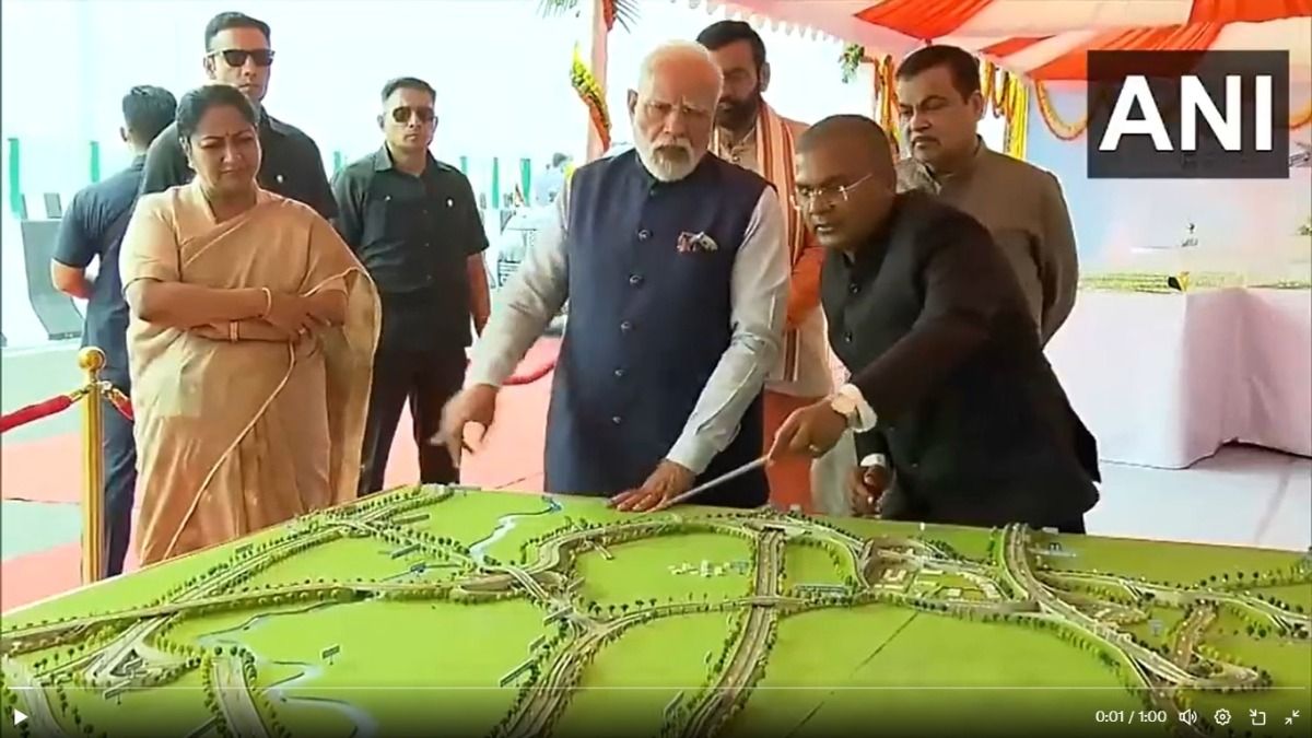 'মাথার উপর সংবিধান নিয়ে নাচা লোকজনই সংবিধান ধ্বংস করেছে', বিরোধীদের আক্রমণ মোদীর