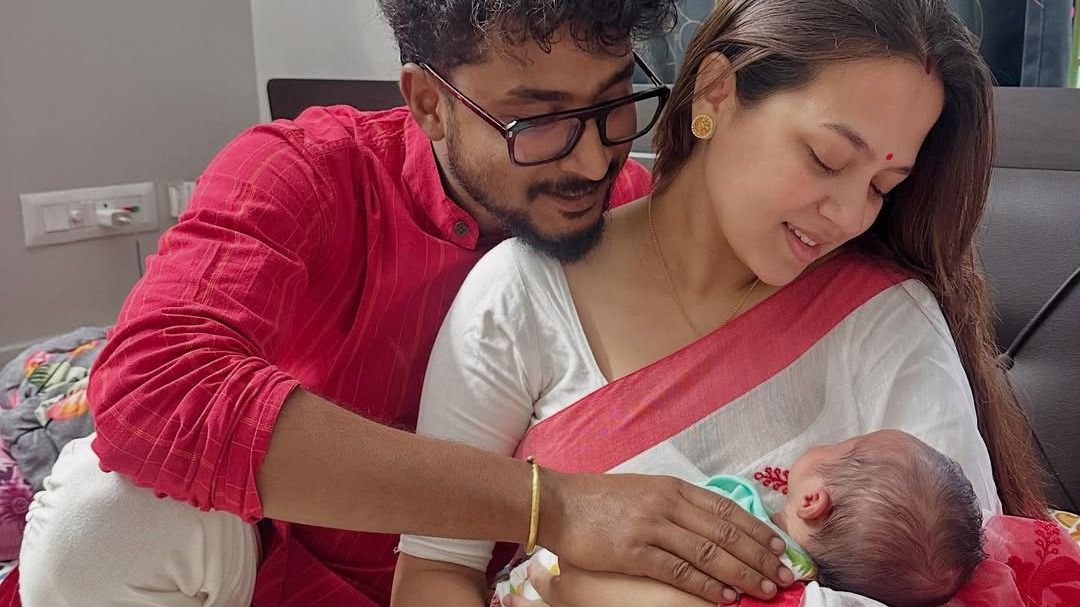 মীরার সঙ্গে অহনা -দীপঙ্কর (ছবি: ইনস্টাগ্রাম)