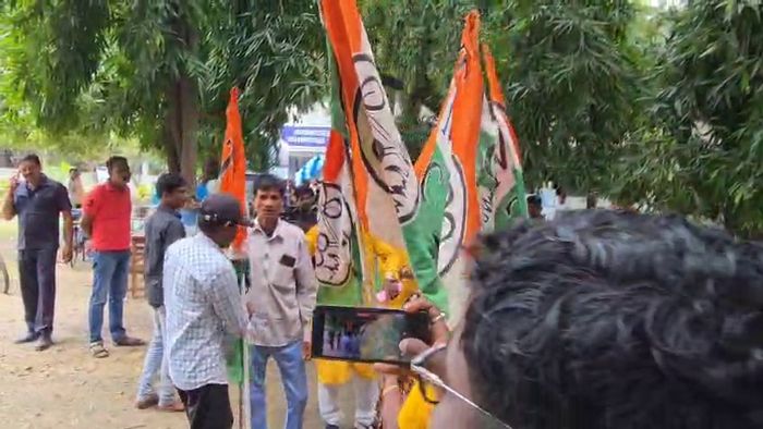 আমাদের পাড়া আমাদের সমাধান শিবিরের মঞ্চে একেবারে দলীয় পতাকা হাতে ঢুকে পড়লেন তৃণমূল কর্মীরা।