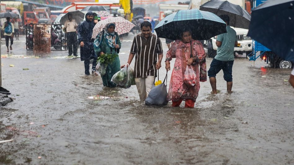 দমকা ঝোড়ো হাওয়ার সঙ্গে ভারী বৃষ্টি; ২২ অগাস্ট পর্যন্ত 'অ্যালার্ট'; কোন কোন জেলায়? দমকা ঝোড়ো হাওয়ার সঙ্গে ভারী বৃষ্টি; ২২ অগাস্ট পর্যন্ত 'অ্যালার্ট'; কোন কোন জেলায়?