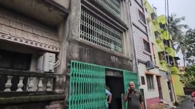 আমেরিকায় থাকেন ছেলে, স্ত্রী জীবন্ত দগ্ধ, অসহায় মৃত্যু দেখলেন বৃদ্ধ, বেহালায় কী রহস্য?