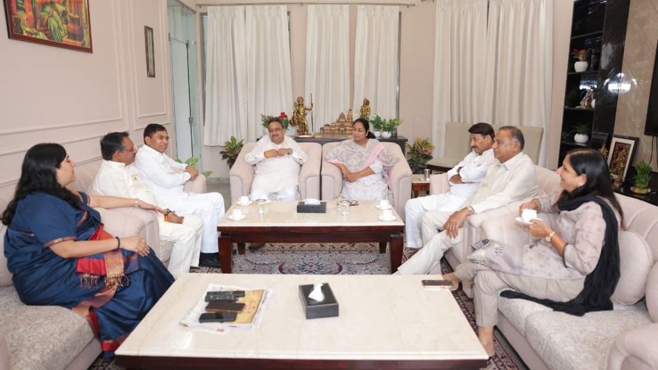 হামলার পরেই রেখা গুপ্তাকে হাইপ্রোফাইল নিরাপত্তা, একেবারে শাহ-রাহুলদের মতো হামলার পরেই রেখা গুপ্তাকে হাইপ্রোফাইল নিরাপত্তা, একেবারে শাহ-রাহুলদের মতো