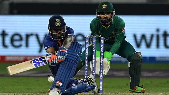 ফ্রেমে ভারতের সূর্যকুমার যাদব (বাঁয়ে) এবং পাকিস্তানের মোহাম্মদ রিজওয়ান