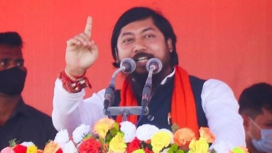 দিনহাটা আদালত চত্বরে আক্রান্ত নিশীথ প্রামাণিক, ছোড়া হল ডিম-পাথর