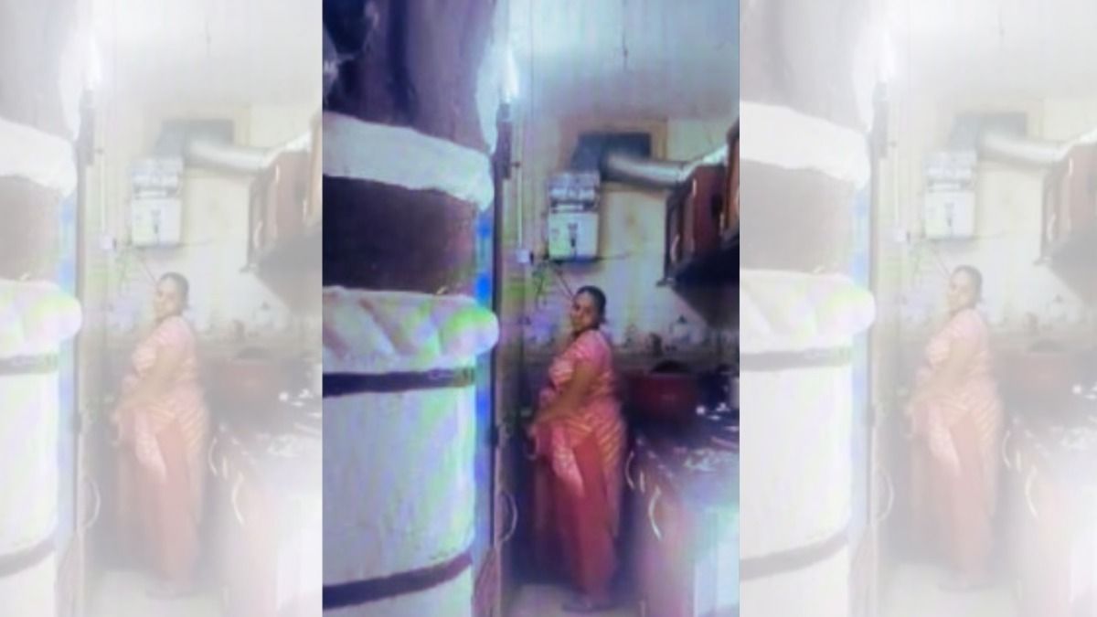 প্রস্রাব করল, তারপর গ্লাসে ভরে থালায় ছেটাচ্ছে, পরিচারকের কীর্তি VIRAL VIDEO