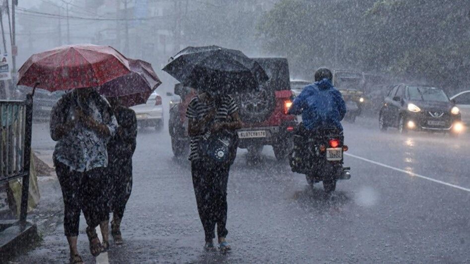 ঘূর্ণাবর্ত ও অক্ষরেখার জোড়া প্রভাবে দুর্যোগের পূর্বাভাস, বিকেলে বৃষ্টির অ্যালার্ট