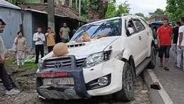 দুর্ঘটনাগ্রস্ত BJP সাংসদ অনন্ত মহারাজের গাড়ি, নিয়ন্ত্রণ হারিয়ে দোকানে ধাক্কা