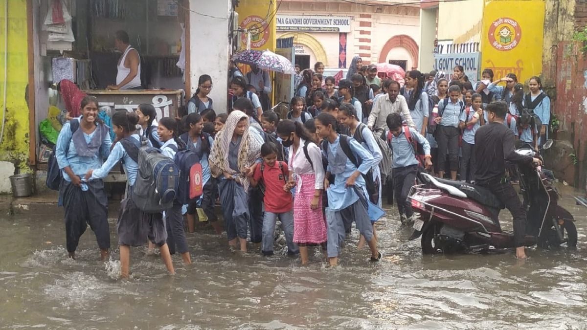 দক্ষিণবঙ্গে ফের ঘনাচ্ছে নিম্নচাপ, জেলায় জেলায় বৃষ্টির দাপট আরও বাড়বে